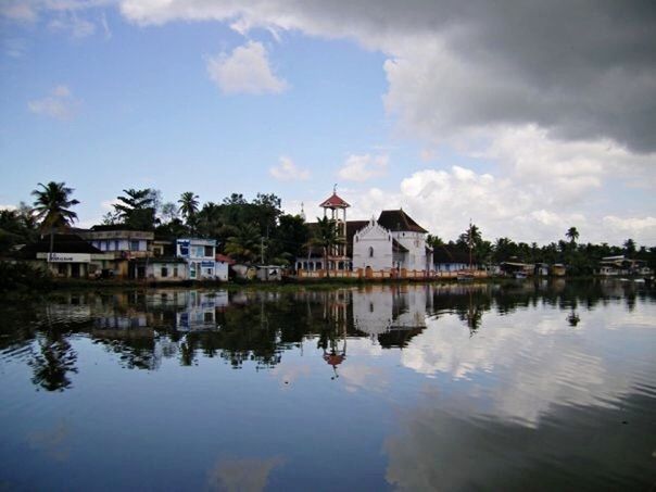 building exterior, architecture, built structure, water, sky, waterfront, reflection, cloud - sky, cloud, house, lake, residential structure, tree, river, cloudy, residential building, outdoors, day, building, mid distance