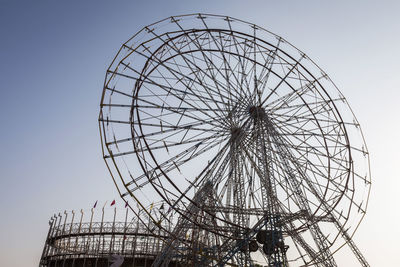 Big metal structure of ferris wheel in theme park, pushkar, india