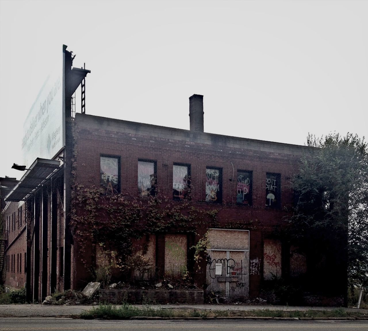 architecture, built structure, building exterior, clear sky, low angle view, copy space, window, building, house, residential building, old, residential structure, exterior, outdoors, day, facade, no people, sky, abandoned, street light