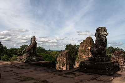 Statues at historical site angkor thom