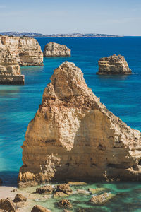 Falaise en algarve avec vue sur la mer