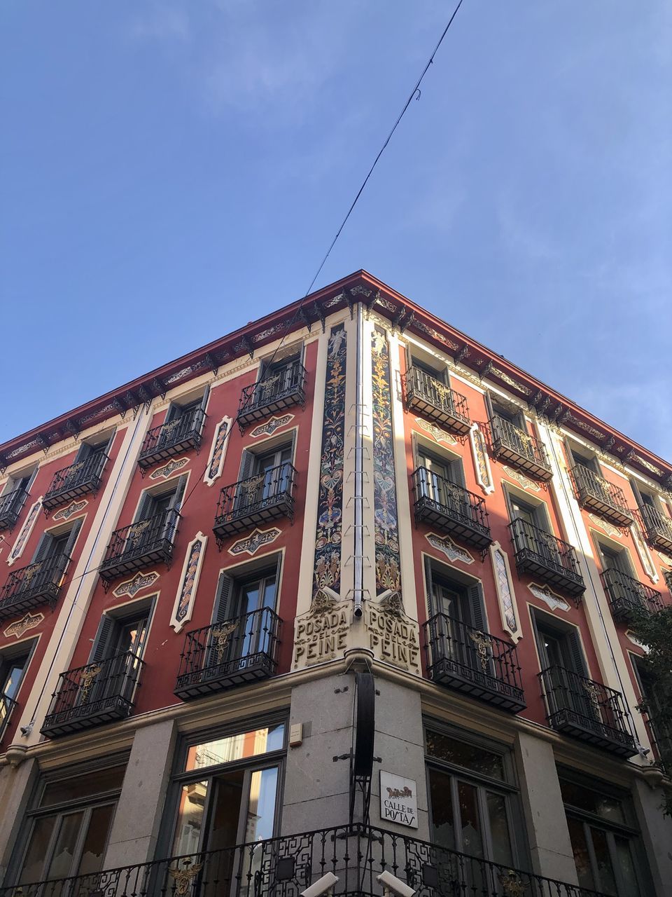 architecture, building exterior, built structure, urban area, downtown, low angle view, sky, city, landmark, building, facade, no people, window, nature, neighbourhood, history, day, the past, outdoors, house, clear sky, skyscraper, residential district