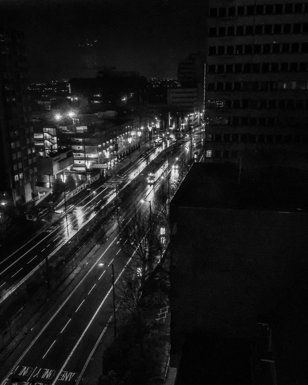 HIGH ANGLE VIEW OF ROAD IN CITY AT NIGHT