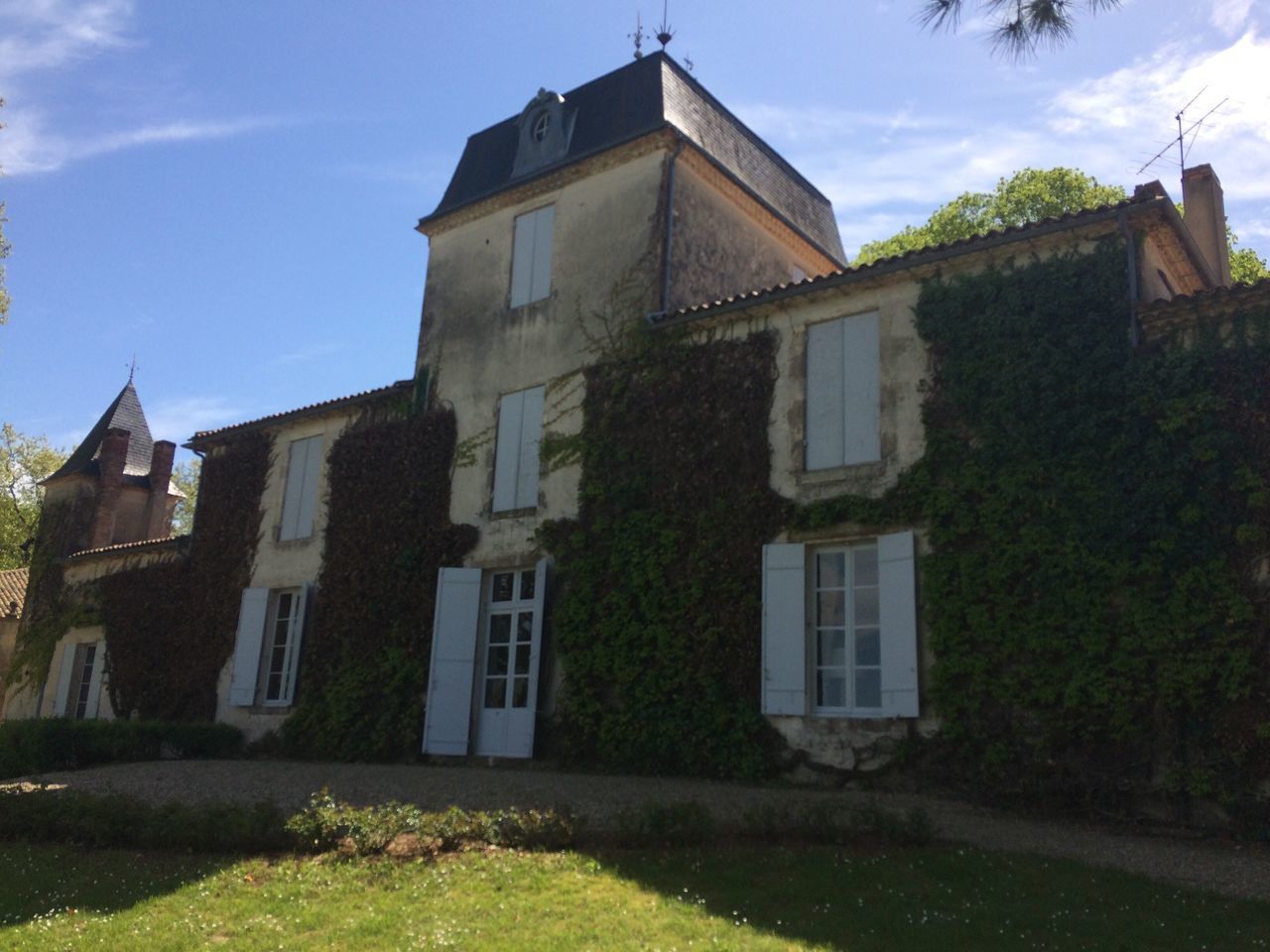 building exterior, architecture, built structure, no people, sky, outdoors, day, house, low angle view, grass