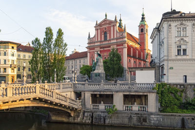 Slovenia, ljubljana, triple bridge with franciscan church of annunciation in background