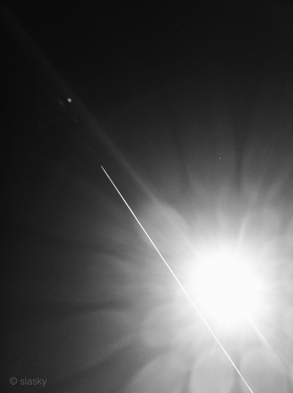 low angle view, sky, sun, vapor trail, sunbeam, sunlight, lens flare, airplane, nature, clear sky, outdoors, no people, copy space, flying, day, blue, beauty in nature, cloud - sky, bright, tall - high