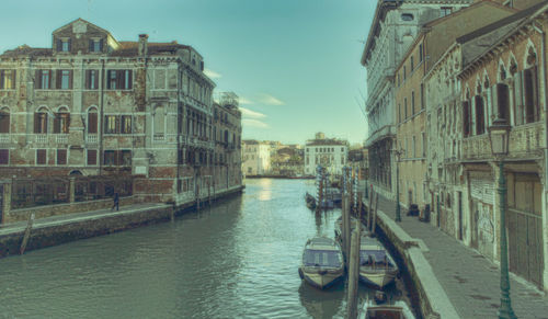 Canal passing through buildings in city