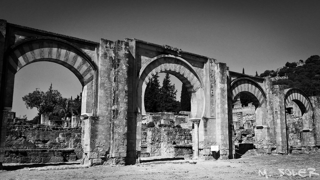 arch, architecture, built structure, clear sky, building exterior, history, old, entrance, day, gate, arched, copy space, outdoors, abandoned, archway, old ruin, sky, tree, architectural column, no people