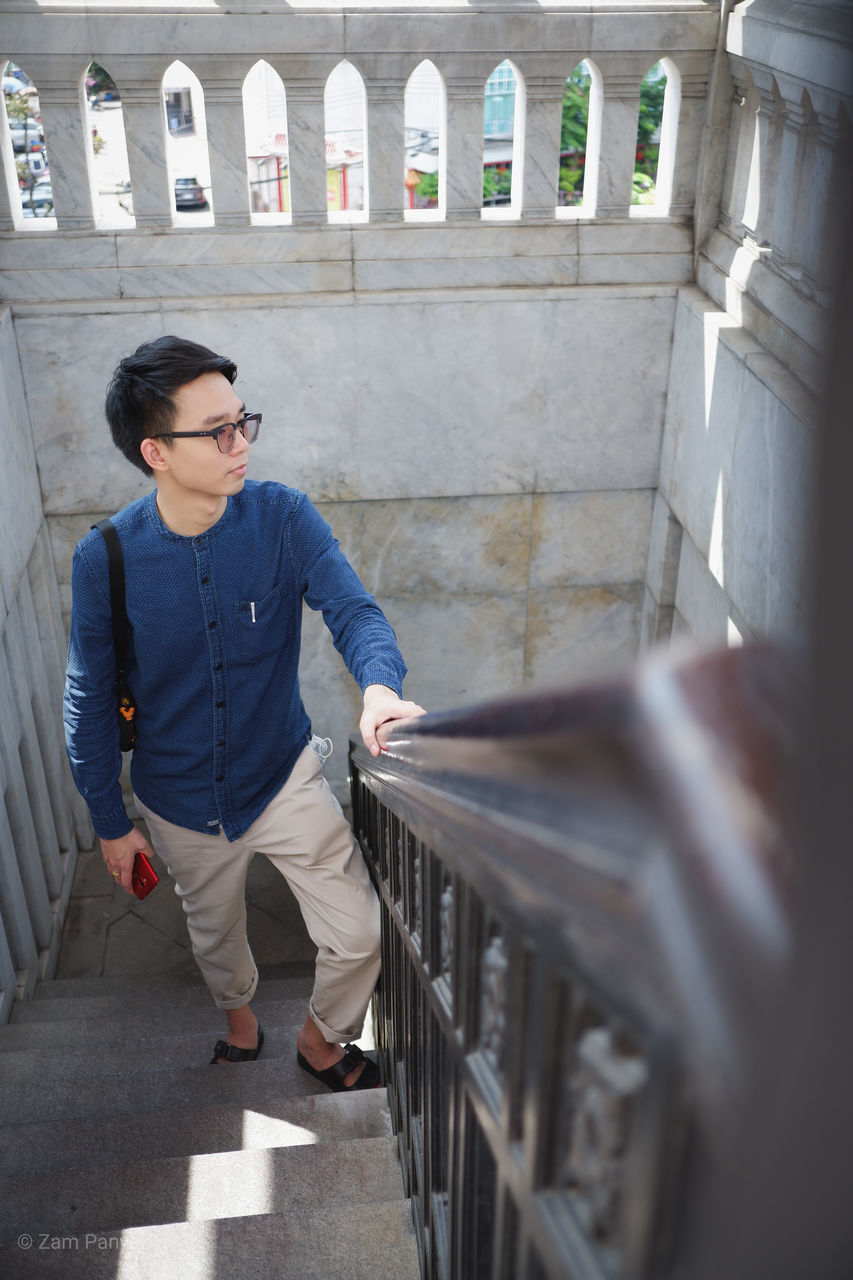 FULL LENGTH OF YOUNG MAN LOOKING AT CAMERA