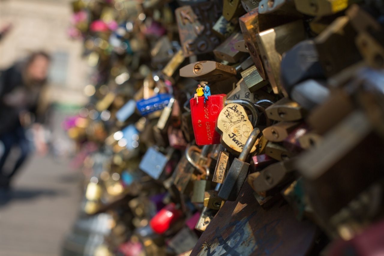 focus on foreground, selective focus, hanging, red, close-up, padlock, metal, lock, tradition, large group of objects, abundance, decoration, outdoors, day, no people, cultures, religion, multi colored, still life, variation