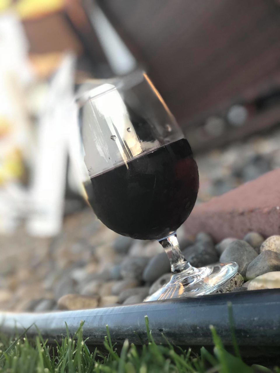 CLOSE-UP OF GLASS OF BEER