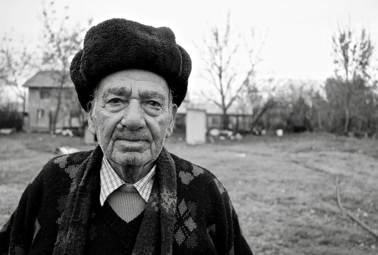 CLOSE-UP PORTRAIT OF MAN WEARING MASK