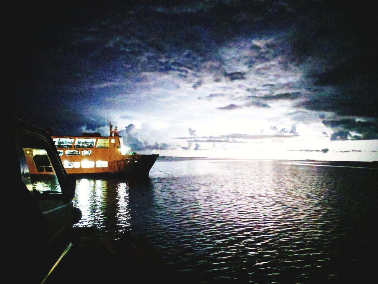 SILHOUETTE BOATS ON SEA AGAINST SKY AT NIGHT