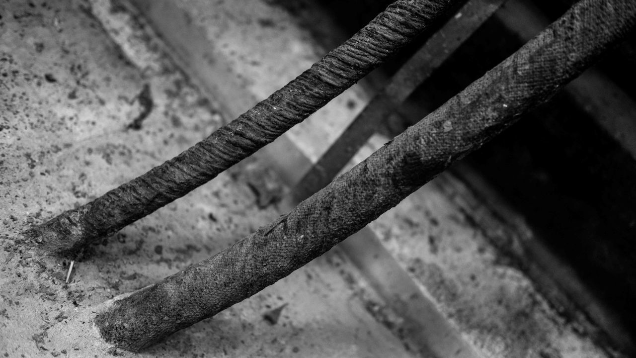 CLOSE-UP OF RUSTY METAL