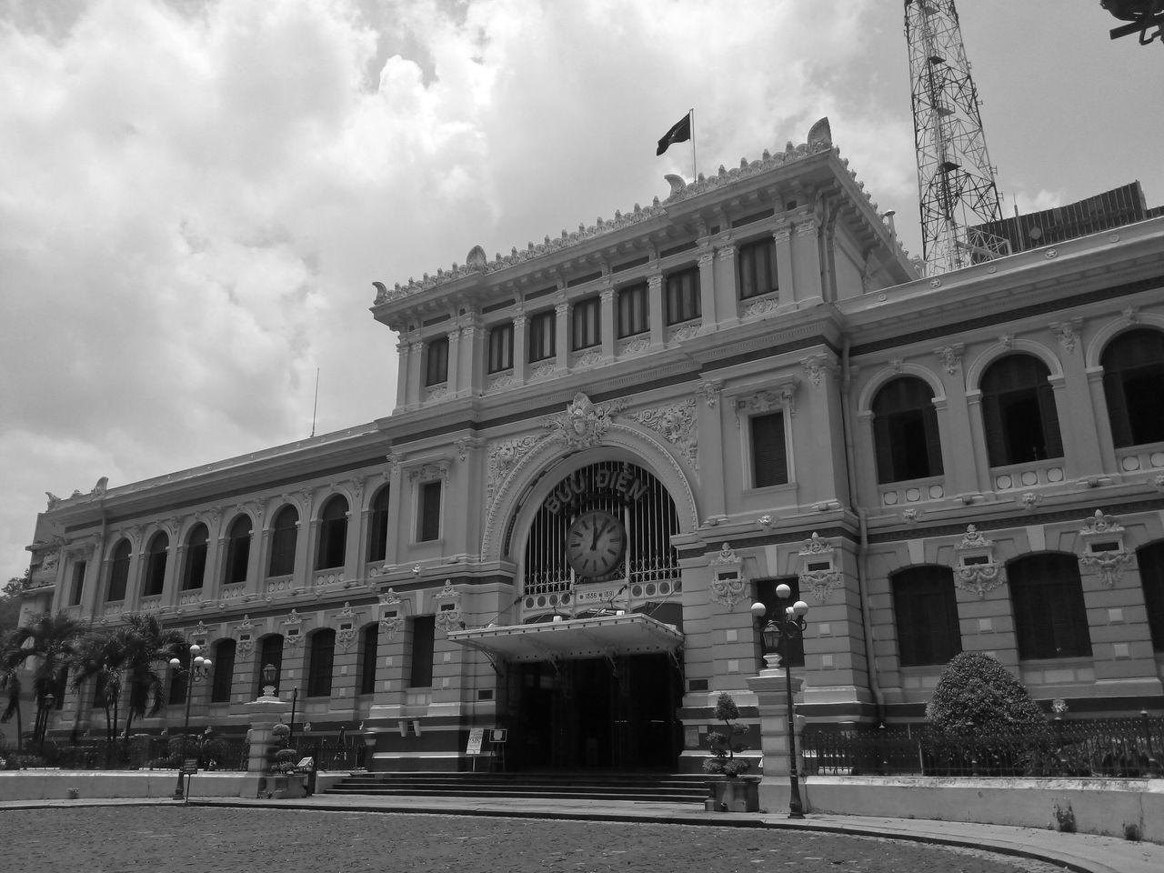 LOW ANGLE VIEW OF HISTORICAL BUILDING AGAINST SKY