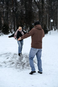 Winter couple activities. winter date ideas to cozy up. cold season dates for couples. young couple