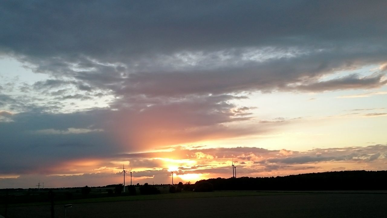 sunset, sun, landscape, tranquil scene, sky, silhouette, scenics, tranquility, beauty in nature, field, nature, cloud - sky, orange color, idyllic, sunlight, sunbeam, cloud, horizon over land, rural scene, outdoors