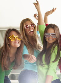 Portrait of a smiling young woman wearing sunglasses