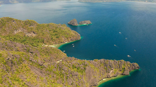 Bay and the tropical islands. el nido, philippines, palawan. tropical mountain range