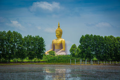 Statue of temple against sky