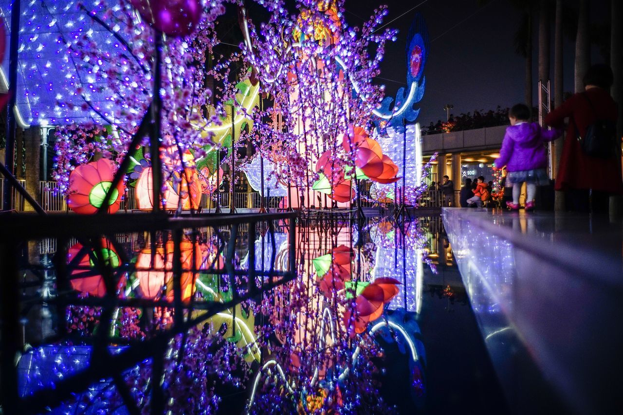 VIEW OF ILLUMINATED FERRIS WHEEL AGAINST SKY