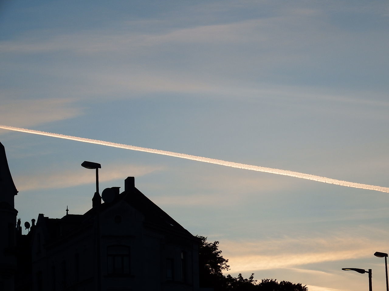 LOW ANGLE VIEW OF BUILDINGS AGAINST SKY