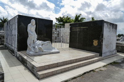 Statue against sky