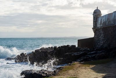 Side view of the santa maria fort and the sea in porto da barra in the city of salvador, bahia.