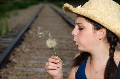 Close-up of young woman holding flowers