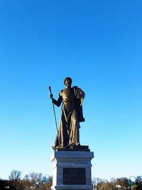 statue