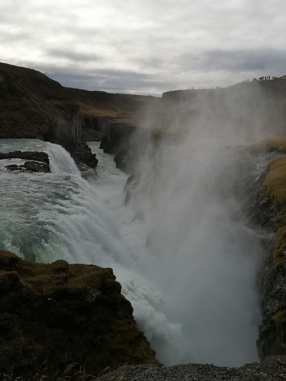 SCENIC VIEW OF WATER FLOWING THROUGH ROCKS