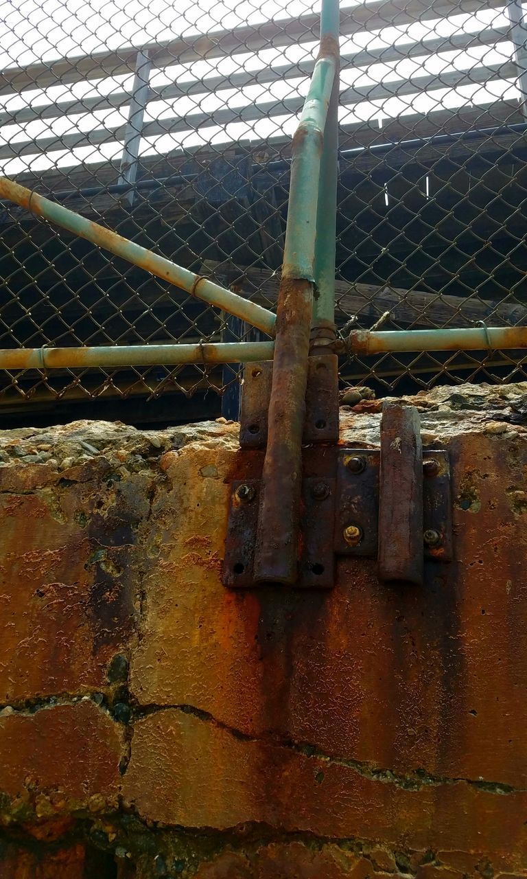 CLOSE-UP OF RUSTY METAL