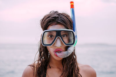 Portrait of woman wearing sunglasses against sea