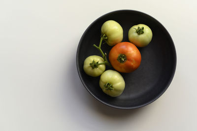 Minimalistic homegrown tomatoes in black bowl