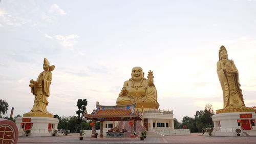 Statue against sky