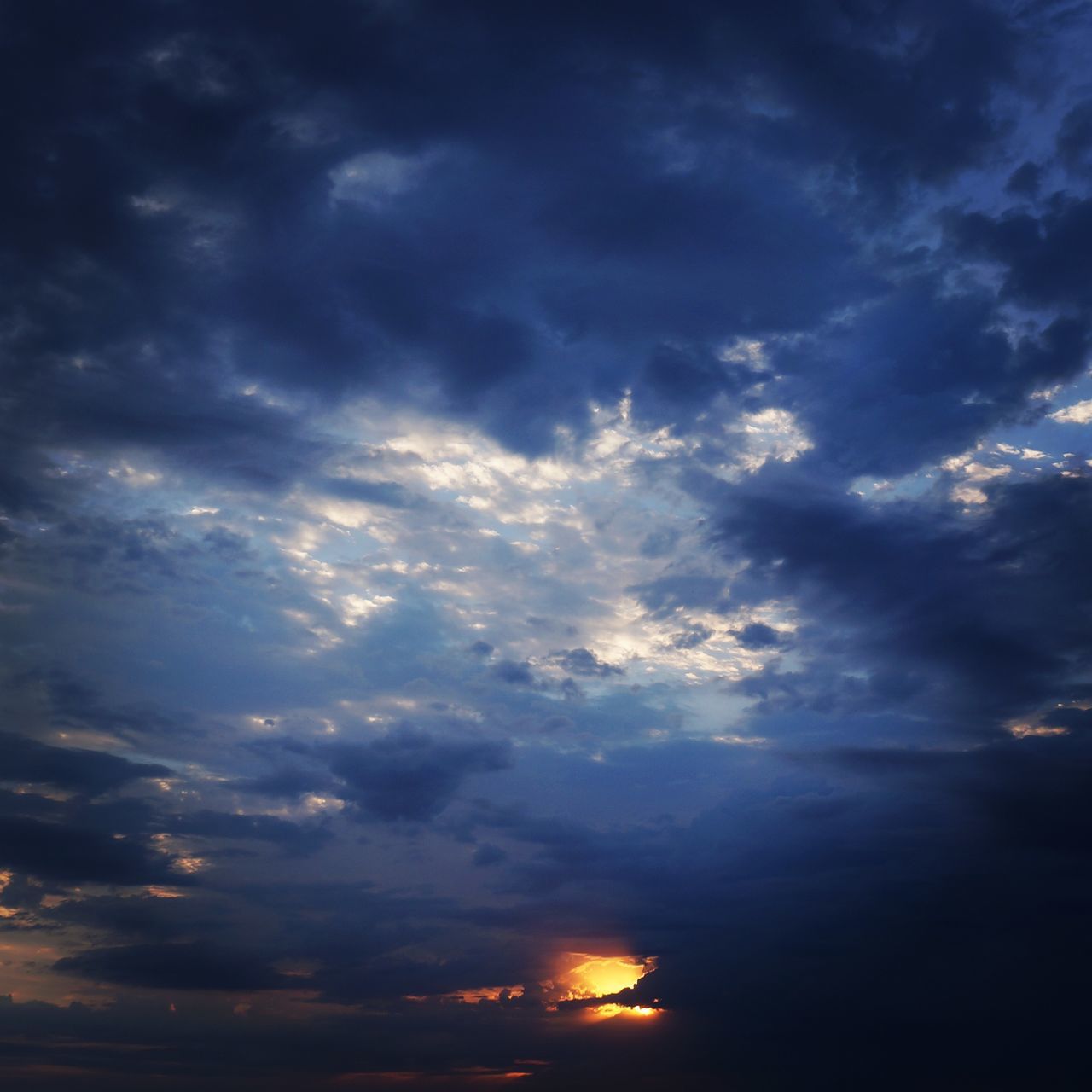 sky, cloud - sky, scenics, beauty in nature, tranquility, tranquil scene, sunset, cloudy, nature, cloudscape, dramatic sky, idyllic, weather, cloud, sky only, overcast, atmospheric mood, majestic, low angle view, outdoors