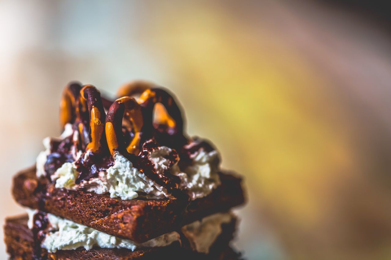 CLOSE-UP OF CHOCOLATE CAKE IN PLATE