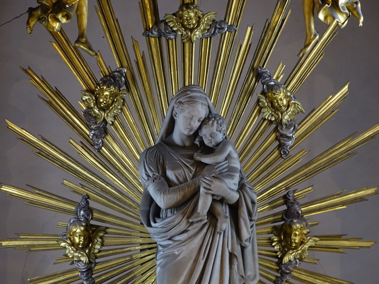 LOW ANGLE VIEW OF STATUE OF ANGEL