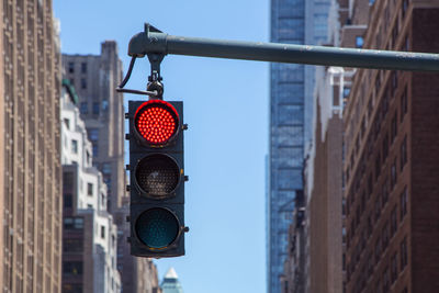 Traffic light closeup with red signal. traffic light on the background of skyscrapers in new york. 
