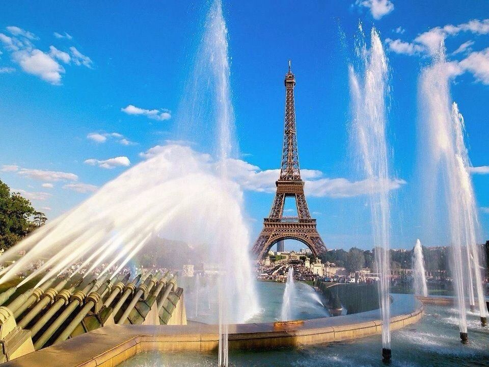 fountain, famous place, motion, international landmark, spraying, travel destinations, built structure, tourism, low angle view, architecture, travel, blue, capital cities, splashing, sky, long exposure, building exterior, water, city, day