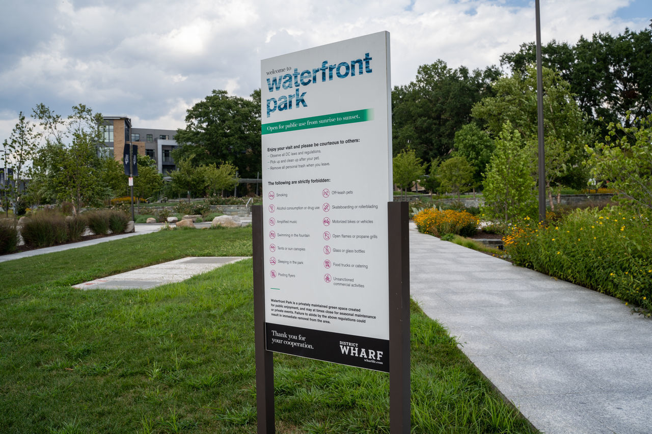 INFORMATION SIGN AGAINST TREES AND PLANTS