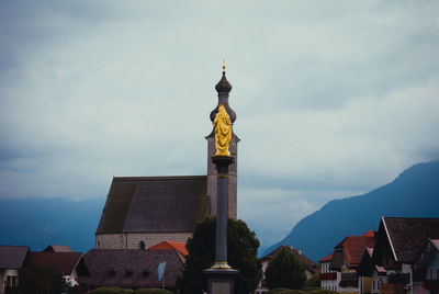 Statue of building against cloudy sky