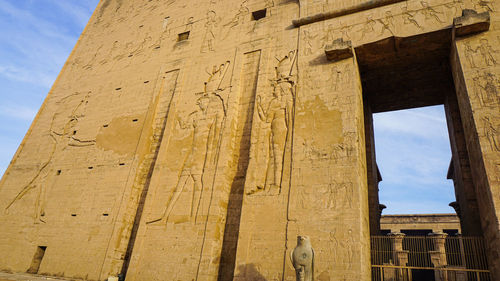 Entrance gate of edfu temple of horus majestic landmark with ancient hierogyphic and paint 