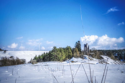 Scenic view of snow covered field against sky