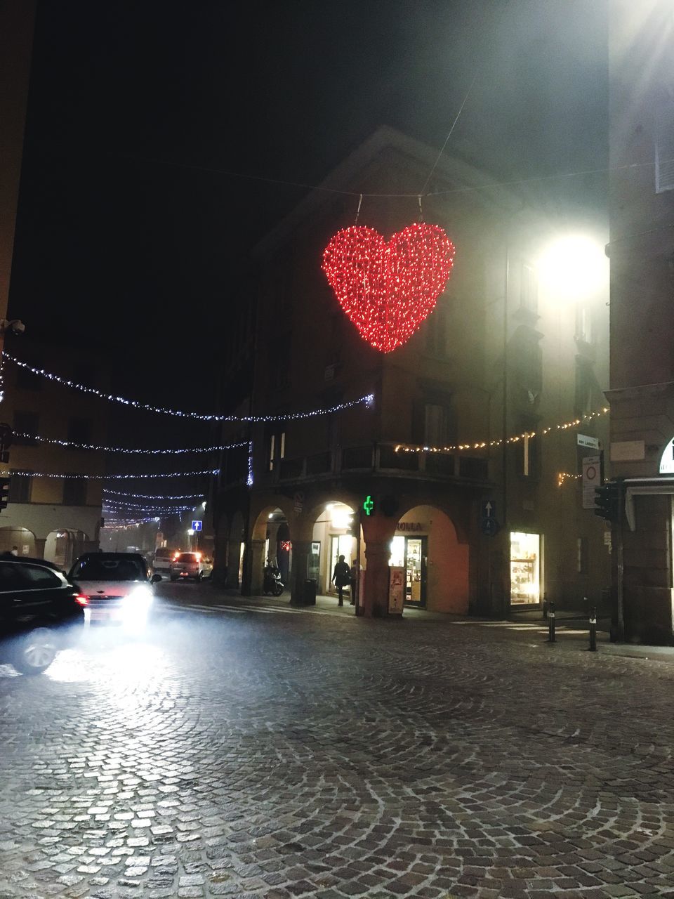 ILLUMINATED CHRISTMAS LIGHTS IN CITY