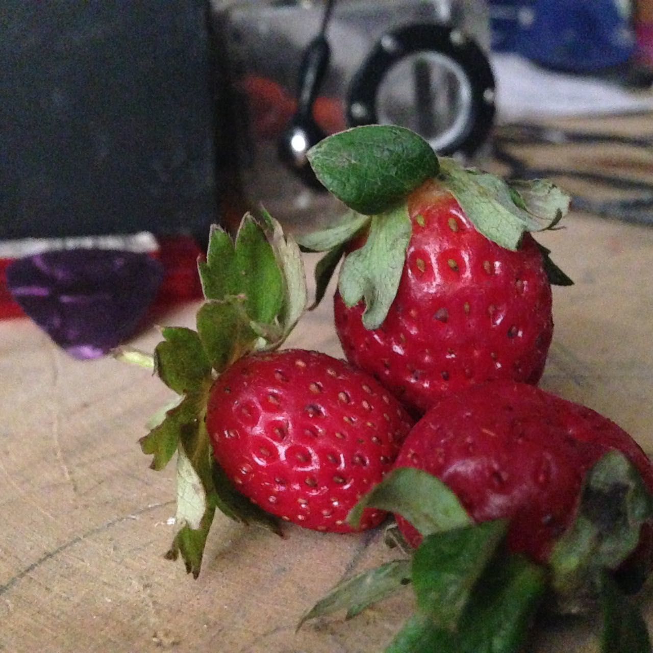 CLOSE-UP OF STRAWBERRIES ON PLATE