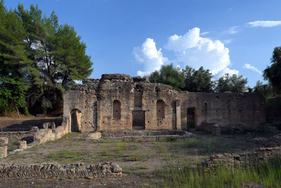 Old ruin building against cloudy sky