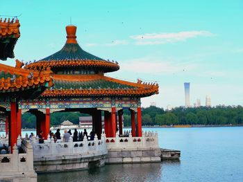 View of temple against sky, with lake and urban city in bakgrund. 