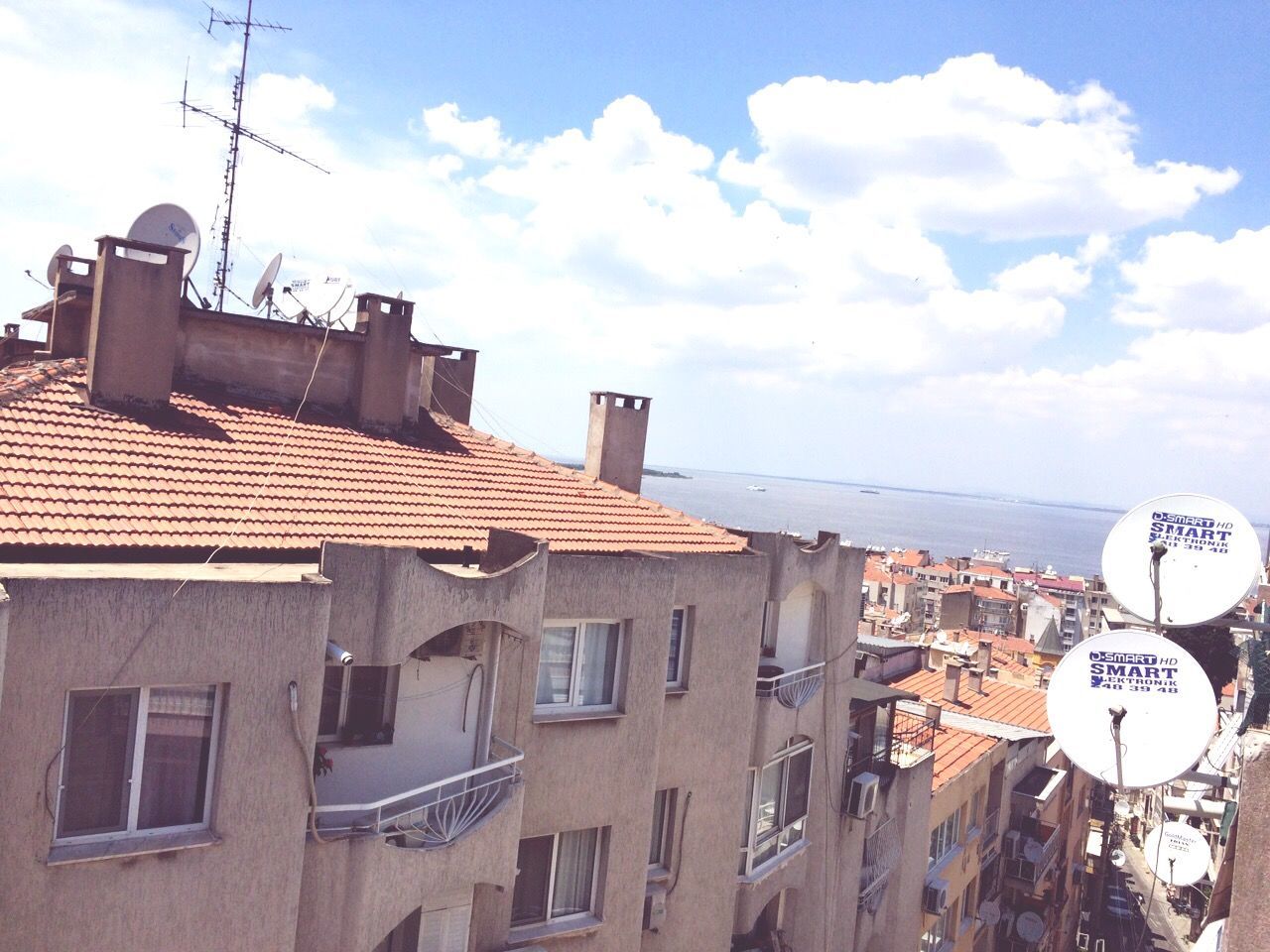 building exterior, architecture, built structure, sky, cloud - sky, residential structure, house, residential building, cloud, low angle view, roof, day, building, cloudy, city, outdoors, communication, no people, town, sunlight