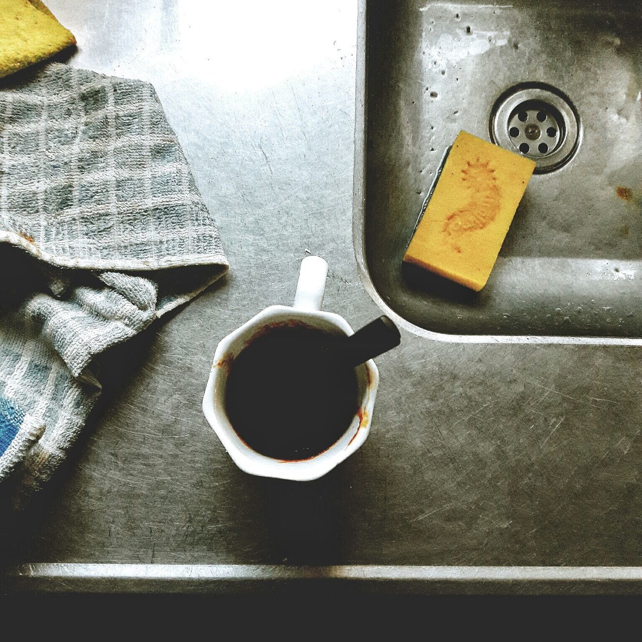 HIGH ANGLE VIEW OF COFFEE CUP